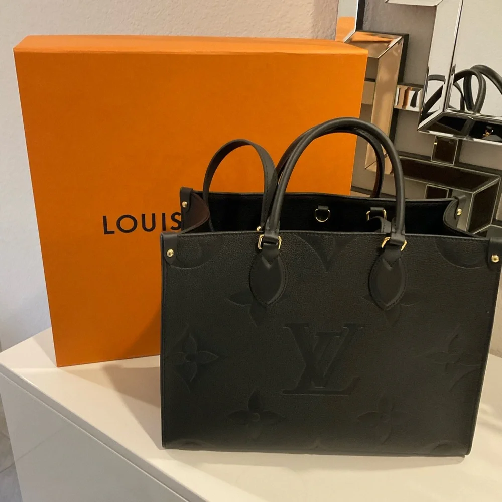 Louis Vuitton M45595
Onthego MM black handbag - Picture 12 of 12